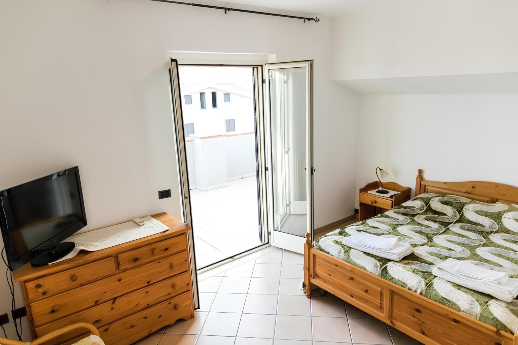 Torre Ancinale Bed & Breakfast โซเวราโต มาริน่า ภายนอก รูปภาพ